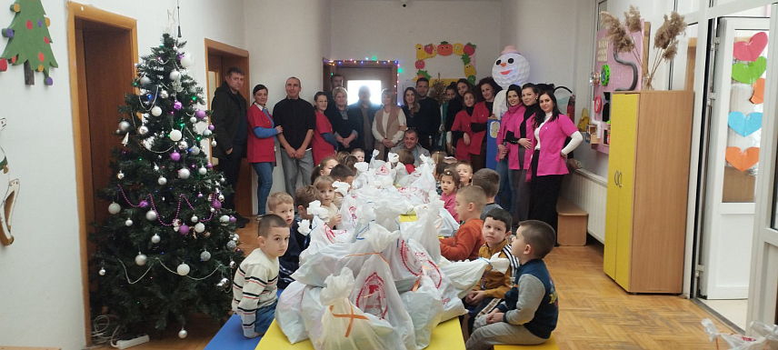 ШАМАЦ, 13. ЈАНУАРА /СРНА/ - У Звечану и Лепосавићу данас је подијељено 505 новогодишњих пакетића српској дјеци радника рудника Комбината Трепча, као и 200 дјеце из општине Вучитрн.