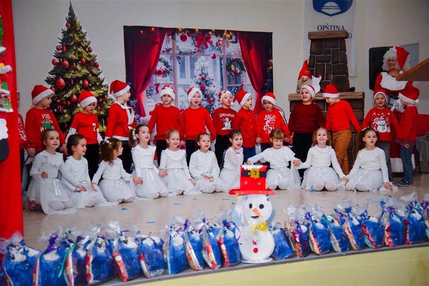 КОТОР ВАРОШ, 13. ЈАНУАРА /СРНА/ - Традиционална дневна новогодишња журка за малишне одржана је у Котор Варошу, најмлађима су подијељени пакетићи, а имали су прилику да се друже и са Дједа Мразом.	