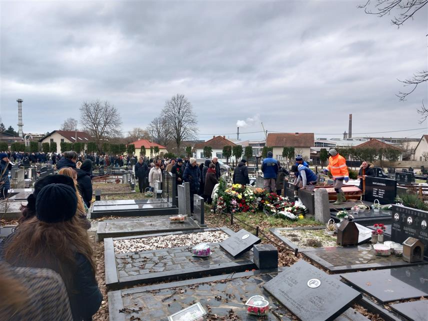 ПРИЈЕДОР, 13. ЈАНУАРА /СРНА/ - Академски сликар Предраг Марјановић сахрањен је данас на градском православном гробљу у Приједору.