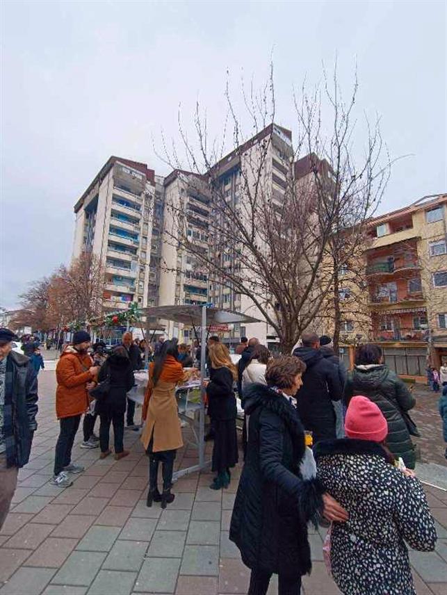 ЗВОРНИК, 13. ЈАНУАРА /СРНА/ - Туристичка организација града Зворника организовала је данас манифестацију "Слатка јануарска чаролија" на градском шеталишту с циљем да употпуни јануарску празничну атмосферу у граду.