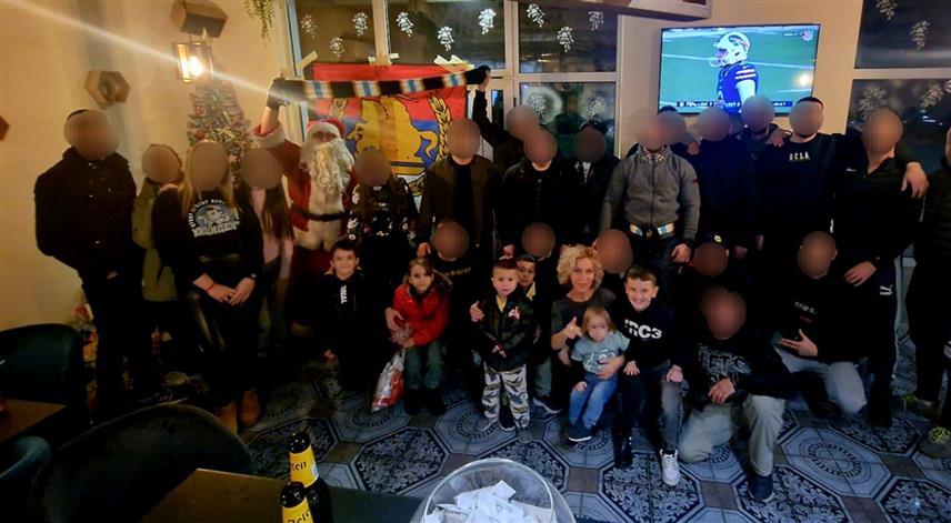 БИЈЕЉИНА, 13. ЈАНУАРА /СРНА/ - Поводом дочека православне Нове године навијачи Фудбалског клуба "Радник" у Бијељини подијелили су најмлађима 180 празничних пакетића.