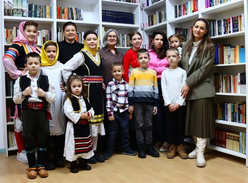 БИЈЕЉИНА, 13. ЈАНУАРА /СРНА/ - Секција "Јутра плавог сљеза" у Тузли која чува српски језик и наслијеђе организовала је током божићних празника низ радионица с циљем јачања породичних и духовних веза, објављено је на сајту Епархије зворничко-тузланске.