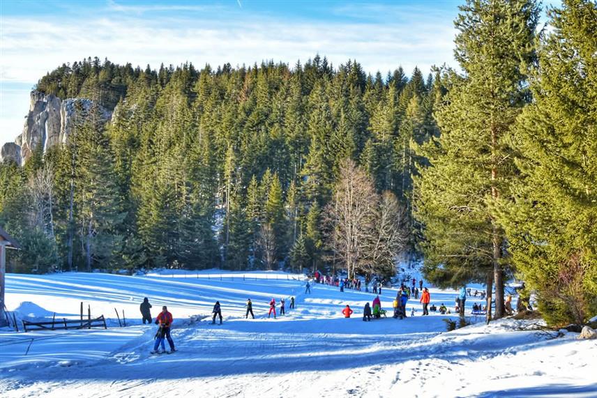 СОКОЛАЦ, 13. ЈАНУАРА /СРНА/ - Соколачко Планинарско друштво "Гласинац" организује сутра празнично дружење на Романији код Планинарског дома "Црвене стијене", поводом православне Нове године.