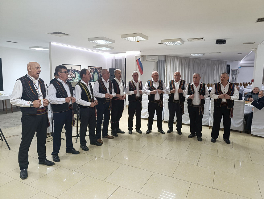 ВИШЕГРАД, 13. ЈАНУАРА /СРНА/ - Традиционално 18. Српско сијело окупило је вечерас у Вишеграду гусларе, мушке и женске пјевачке групе и етно солисте из Србије, Црне Горе и Републике Српске.