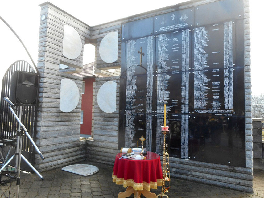 СРЕБРЕНИЦА, 14. ЈАНУАРА /СРНА/ - Код Централног споменика за 305 страдалих српских цивила и војника у Скеланима код Сребренице, у четвртак, 16. јануара, биће служен парастос и одата почаст убијеним Србима из овог мјеста и сусједних села од којих је 69 настрадало тог датума прије 32 године у нападу муслиманских снага.