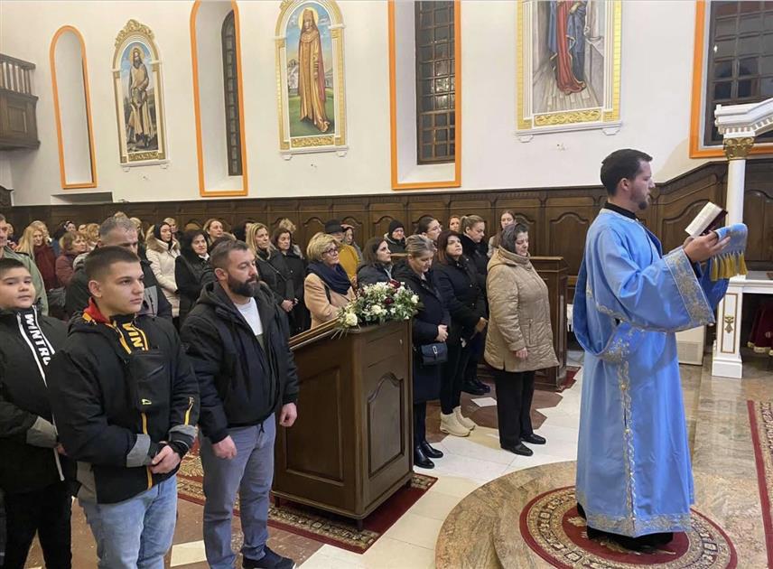 ПРИЈЕДОР, 14. ЈАНУАРА /СРНА/ - Већина Приједорчана прославила је долазак православне Нове године у кућној атмосфери, а велики број присуствовао је молебану у Цркви Свете Тројице.
