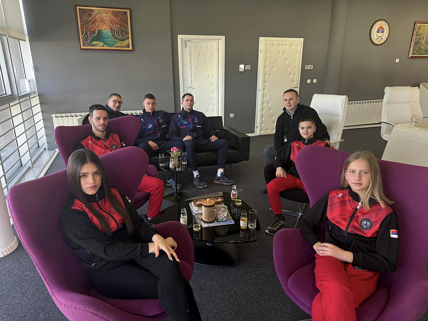 ИСТОЧНО САРАЈЕВО, 14. ЈАНУАРА /СРНА/ - Градоначелник Источног Сарајева Љубиша Ћосић био је данас са члановима џиу џицу клуба "Јахорина" и Кик бокс клуба "Девета чета" са Пала, који су на међународним такмичењима на Криту, у Атини и Будимпешти освојили различите медаље и тиме, како је навео, прославили себе, клубове, али и општину и град.	