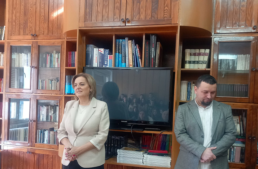 ТРЕБИЊЕ, 14. ЈАНУАРА /СРНА/ - У Гимназији "Јован Дучић" у Tребињу данас је отворена седма Зимска школа физике која је окупила 50 ученика основних и средњих школа из Републике Српске и Србије.