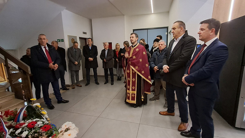 БАЊАЛУКА, 14. ЈАНУАРА /СРНА/ - У бањалучком "Водоводу" данас је, поводом крсне славе Светог Василија Великог, служен помен за девет погинулих бораца Војске Републике Српске, радника овог предузећа.