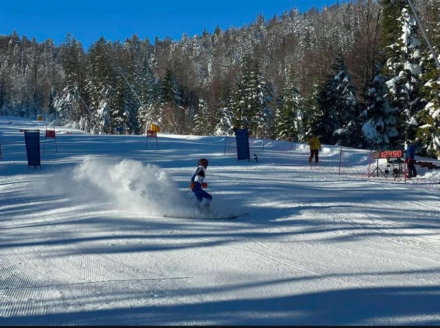 ЈАХОРИНА, 14. ЈАНУАРА /СРНА/ - У Ски-центру "Игришта" током ове зиме боравило је више од 5.000 посјетилаца који су остварили близу 50.000 пролаза на инсталацијама вертикалног транспорта, тако да се за само 23 дана рада ово потпуно ново и модерно скијалиште уписало као једно од најузбудљивијих у региону, саопштено је из Олимпијског центра "Јахорина".