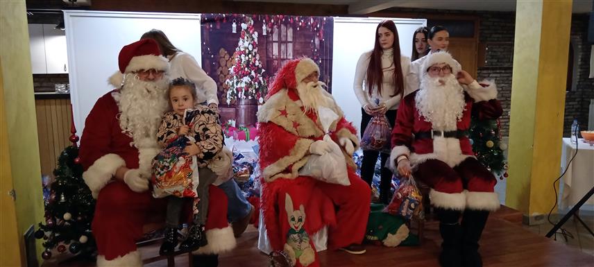 СОКОЛАЦ, 14. ЈАНУАРА /СРНА/ - На Сокоцу је вечерас уз пригодан програм прослављена Дјечија православна Нова година и подијељено 200 пакетића за дјецу узраста до осам година из вишечланих породица.