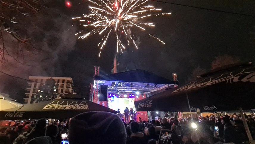 ДОБОЈ, 14. ЈАНУАРА /СРНА/ - Добојлије су православну Нову годину дочекали у Парку народних хероја гдје је наступала пјевачица Станојка Митровић – Ћана.