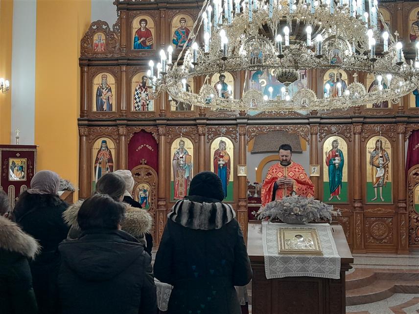 МРКОЊИЋ ГРАД, 14. ЈАНУАРА /СРНА/ - Молебани за успјешну и благословену Нову годину и међусобну хришћанску љубав служени су у храмовима у Мркоњић Граду и Језеру поводом православне Нове године.