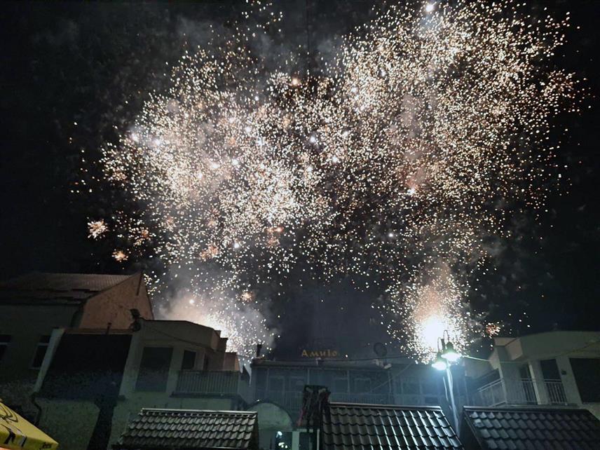 ШАМАЦ, 14. ЈАНУАРA /СРНА/ - Неколико стотина грађана Шамца и околних општина је на Градском тргу дочекало православну Нову годину, уз музику и кувано вино и "Tрокадеро бенд".	