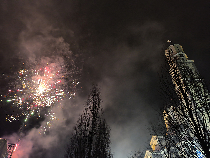 ДЕРВЕНTА, 14. ЈАНУАРА /СРНА/ - Православна Нова година у Дервента свечано је дочекана на Tргу православља у Дервенти, у присуству многобројних грађана, концерт групе "Tропико бенд", и ватромет.	