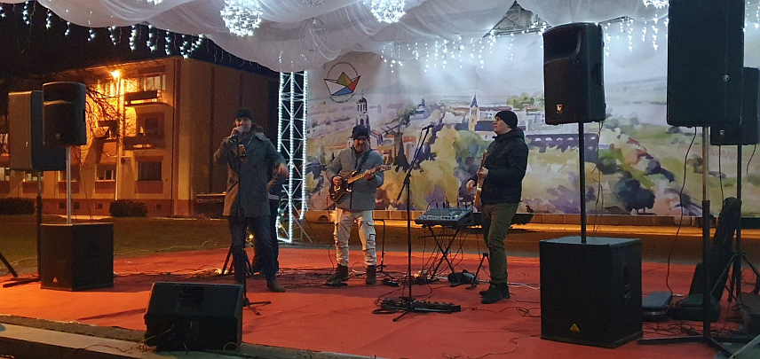 БРОД, 14. ЈАНУАРА /СРНА/ - Дочек православне Нове године у Броду приређен је уз музику, кувано вино и ватромет у парку испред Спортско-културног центра, а у поноћ је у Храму Покрова Пресвете Богородице служен молебан.