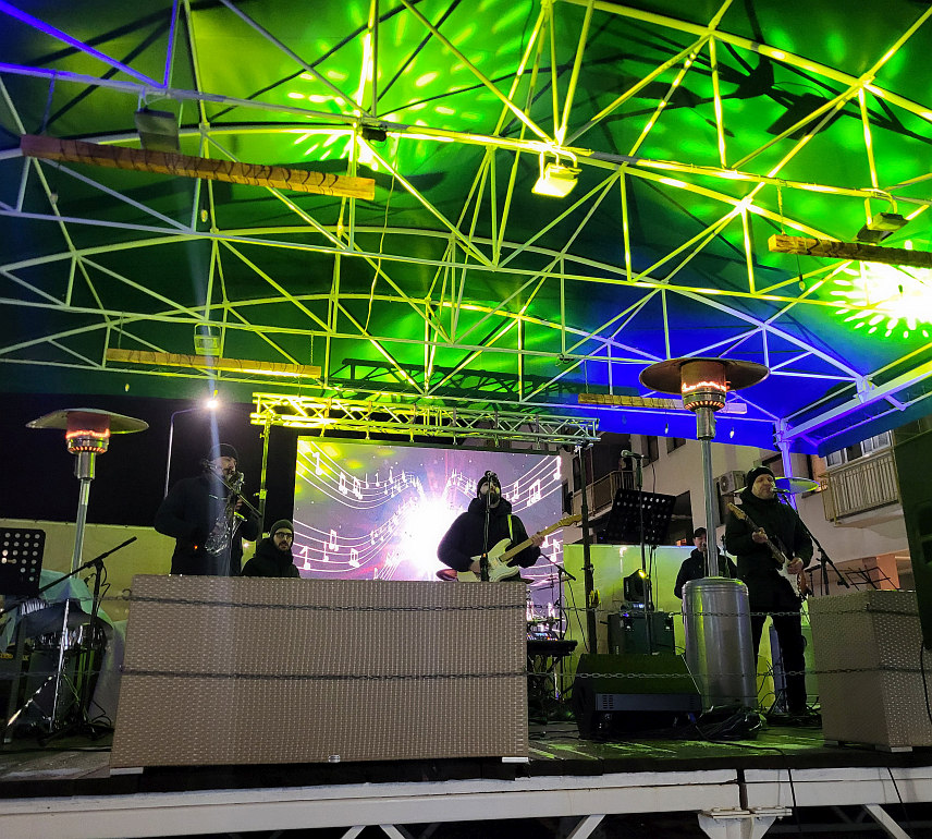 ПАЛЕ / ИСТОЧНО НОВО САРАЈЕВО, 14. ЈАНУАРА /СРНА/ - У Источном Новом Сарајеву и на Палама дочек православне Нове године организован је на отвореном уз богат забавни програм.