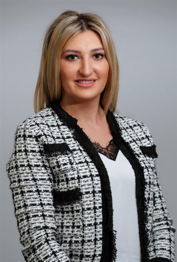 НОВИ ГРАД, 14. ЈАНУАРА /СРНА/ - Добитник Светосавске награде професор физике и математике у Основној школи "Вук Караџић" у Новом Граду Валентина Бановић Клисара сматра да је ово признање велика част и потврда да се труд и рад исплате.