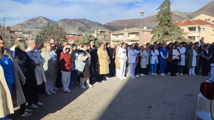 ТРЕБИЊЕ, 15. ЈАНУАРА /СРНА/ - Медицински радници запослени у требињској болници, Дому здравља и Служби за трансфизијску медицину данас су се окупили испред зграде Болнице Требиње како би затражили повећање плата, односно цијене рада и измјене закона о платама.	