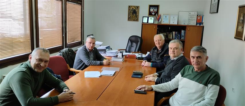 МИЛИЋИ, 15. ЈАНУАРА /СРНА/ - Начелник Милића Марко Савић, досадашњи власник болнице и предузећа "Милекс" Момир Лазаревић и нови власници хирурзи Милан Видовић, Радивоје Новаковић и Славко Ждрале.	

