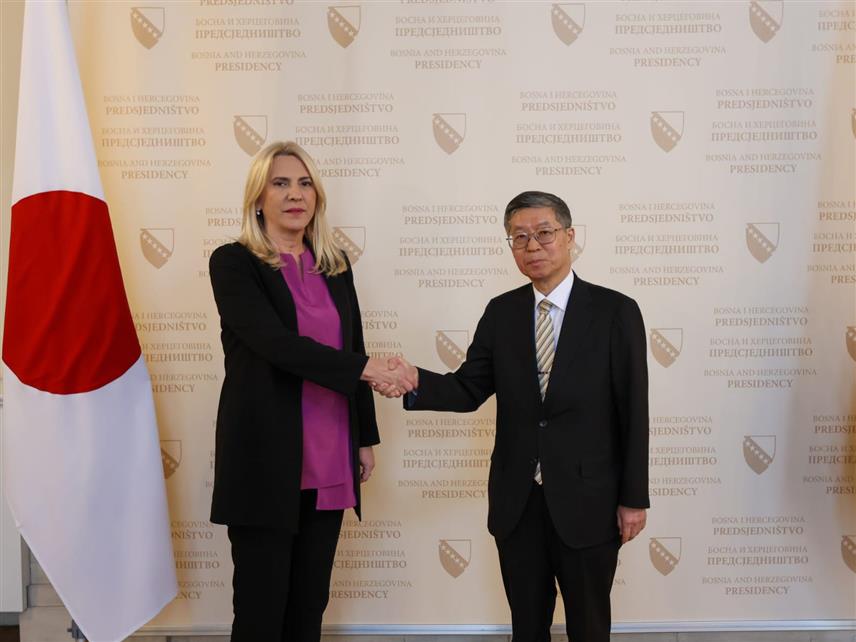 САРАЈЕВО, 15. ЈАНУАРА /СРНА/ - Српски члан и предсједавајућа Предсједништва БиХ Жељка Цвијановић примила је данас акредитивно писмо новоименованог амбасадора Јапана у БиХ Тошихира Аикија и том приликом оцијењено је да су односи двије земље добри и пријатељски, те изражена нада да ће сарадња и даље јачати.