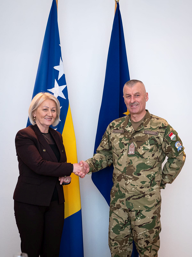 САРАЈЕВО, 15. ЈАНУАРА /СРНА/ - Предсједавајућа Савјета министара Борјана Кришто данас је у Сарајеву примила у опроштајну посјету команданта ЕУФОР-а генерала Ласла Штица, а том приликом изражено је задовољство одличном сарадњом свих нивоа власти с ЕУФОР-ом и континуирано заједничко дјеловање с домаћим институцијама у свим областима.