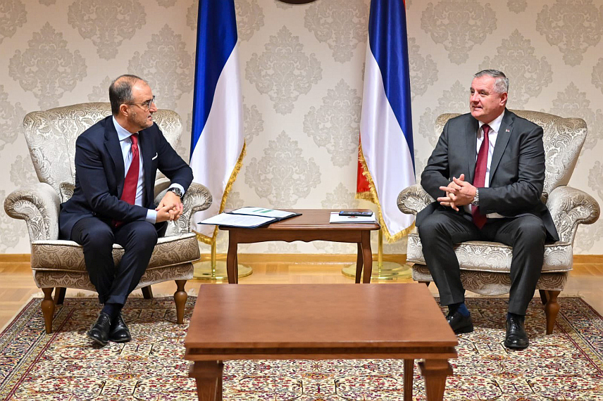 ИСТОЧНО САРАЈЕВО, 15. ЈАНУАРА /СРНА/ - Шеф Делегације ЕУ у БиХ Луиђи Сорека у разговору са предсједником Владе Републике Српске Радованом Вишковићем нагласио је важност да сви политички актери у БиХ раде заједно како би се обезбиједило да "БиХ не проспусти прилике које су тренутно на располагању, како у смислу напретка на ЕУ путу, тако и инвестиција из Плана раста".