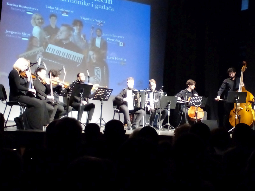 БИЈЕЉИНА, 15. ЈАНУАРА /СРНА/ - "Магија хармонике и гудача" назив је солистичког концерта који је свјетски признат млади виртуоз на хармоници Ђорђе Перић одржао вечерас у родној Бијељини гдје је наступио са пријатељима из свијета који чине гудачки ансамбл.