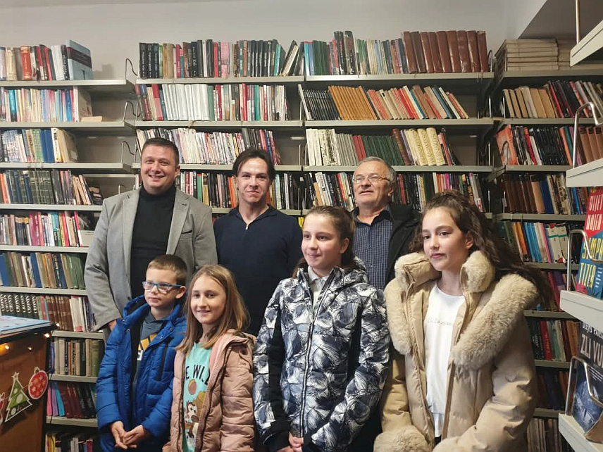 ПАЛЕ, 16. ЈАНУАРА/СРНА/ - Директор Народне библиотеке Пале Бојан Чворо рекао је Срни да је ова установа и послије 104 године постојања чувар културе и традиције, те да суграђани највише читају белетристику.