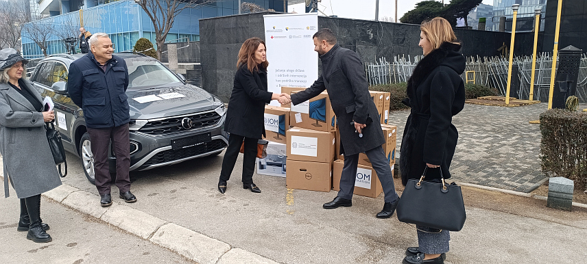 САРАЈЕВО, 16. ЈАНУАРА /СРНА/ - Влада Италије донирала је БиХ, кроз Миграциони фонд, возило и информатичку опрему, те финансијска средства за подршку одговору на миграције, укупне вриједности изнад 160.000 КМ.	

