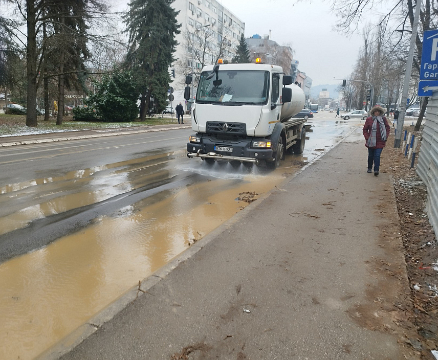 БАЊАЛУКА, 16. ЈАНУАРА /СРНА/ - Камион који је упао у рупу на путу у Бањалуци је извучен, а радници предузећа "Водовод" чисте дио раскрснице улица Вука Караџића и Првог крајишког корпуса.	