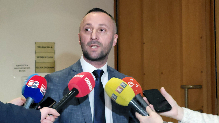 САРАЈЕВО, 16. ЈАНУАРА /СРНА/ - Посланик СНСД-а у Представничком дому Парламентарне скупштине БиХ Милорад Којић у обраћању новинарима у Сарајеву гдје је данас одгођена хитна сједница Представничког дома. .	