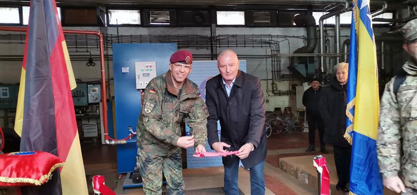 ДОБОЈ, 16. ЈАНУАРА /СРНА/ - У Добоју је данас одржана церемонија поводом завршетка реконструкције система гријања у касарни Оружаних снага БиХ "Војвода Радомир Путник" на Миљковцу, за коју је укупно издвојено 920.000 КМ. Црвену врпцу пресекли су министар одбране у Савјету министара Зукан Хелез и војни аташе Њемачке у БиХ пуковник Марк Абендрот.	