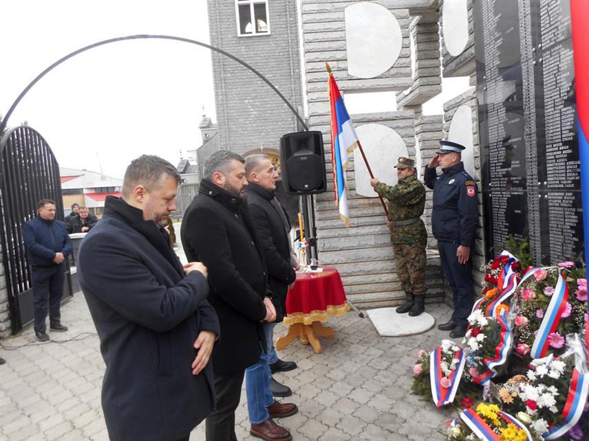 СРЕБРЕНИЦА, 16. ЈАНУАРА /СРНА/ - Полагање вијенаца код Централног споменика за 305 страдалих српских цивила и војника у Скеланима.
