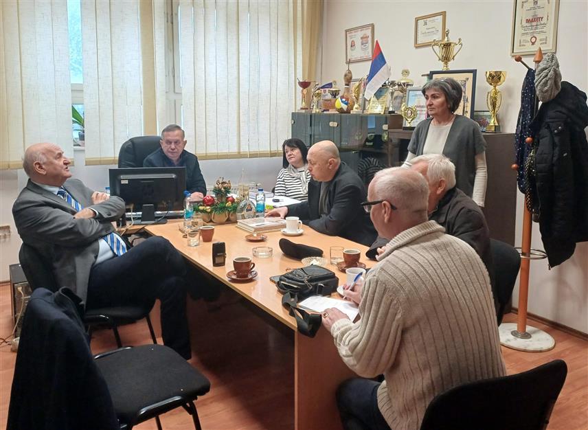 БРОД, 16. ЈАНУАРА /СРНА/ - Удружење матице, дијаспоре, Срба у региону и пријатеља Републике Српске "Корени", у сарадњи с истим удружењем из Србије, обезбиједило је више од 200 књига, које су данас у Броду уручене основним школама, обданишту "Бели анђео", Удружењу "Срећица" и Народној библиотеци "Бранко Ћопић".