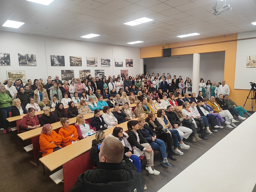 ИСТОЧНО САРАЈЕВО, 17. ЈАНУАРА /СРНА/ - Потпредсједник Струковног синдиката медицинских сестара и техничара Републике Српске Горан Мотика рекао је данас у Источном Сарајеву да здравствени радници у Болници "Србија" у овом граду траже повећање минималне цијене рада у здравству са 159,50 КМ на 200 КМ.