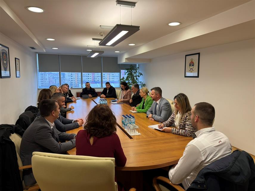 БАЊАЛУКА, 17. ЈАНУАРА /СРНА/ - Министар унутрашњих послова Републике Српске Синиша Каран на пријему за чланове стручног тима који су радили на систему хитног обавјештавања јавности у случају нестанка малољетног лица "Пронађи ме" у Републици Српској.