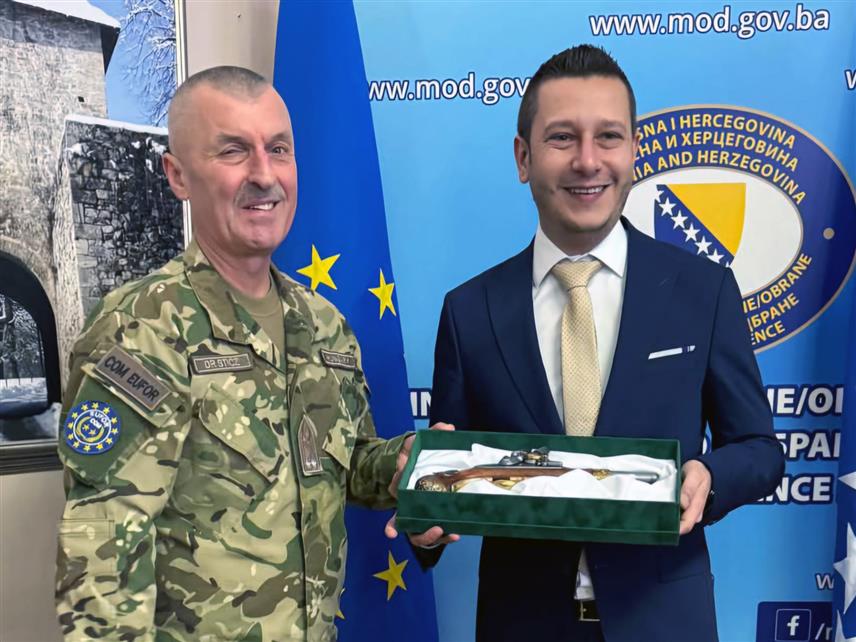 САРАЈЕВО, 17. ЈАНУАРА /СРНА/ - Замјеник министра одбране у Савјету министара Александар Гогановић састао се данас у Сарајеву са одлазећим командантом Еуфора Ласлом Штицом.	