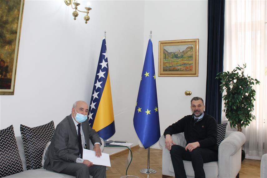 САРАЈЕВО, 17. ЈАНУАРА /СРНА/ - Министар иностраних послова у Савјету министара Елмедин Конаковић примио је данас у опроштајну посјету амбасадора Алжира у БиХ Теуфика Милата.	