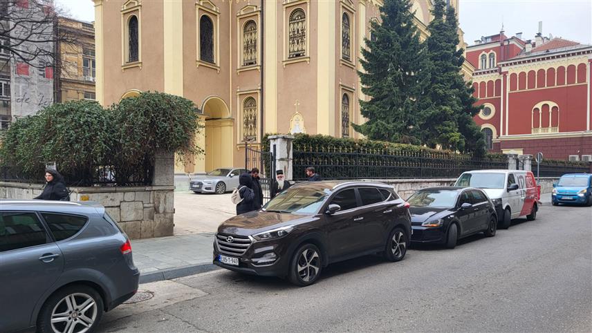 САРАЈЕВО, 17. ЈАНУАРА /СРНА/ - Улаз у просторије зграде Митрополије дабробосанске у Сарајеву свакодневно блокирају аутомобили да би на тај начин малтретрали митрополита, Цркву и вјернике. Његово високопреосвештенство митрополит дабробосански Хризостом јутрос два часа није могао да напусти зграду Митрополије јер је непрописно паркирани аутомобил блокирао улаз.	