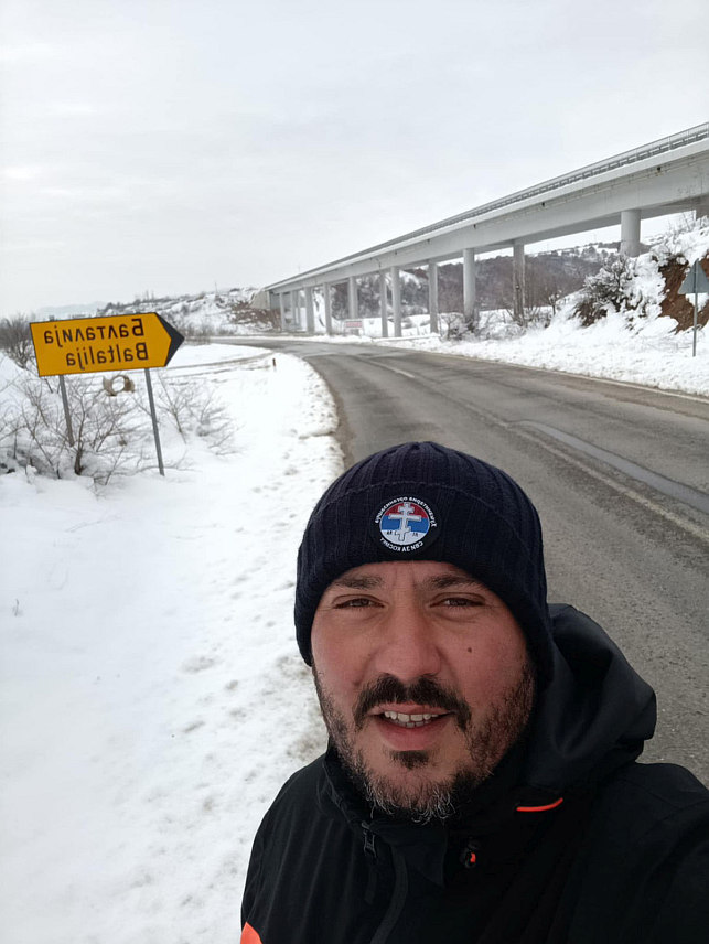 ДОБОЈ, 17. ЈАНУАРА /СРНА/ - Митар Ракита из Шипова прешао је до сада 909 километара на донаторском путу од овог мјеста до Хиландара, који је посвећен дјеци са Косова и Метохије.