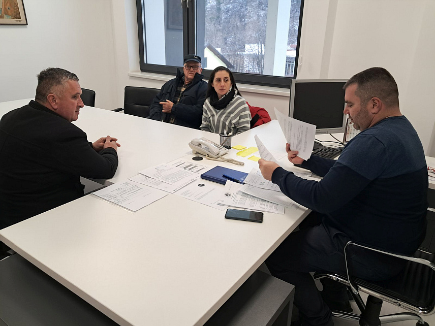 КОТОР ВАРОШ, 17. ЈАНУАРА /СРНА/ - Општина Котор Варош је на основу јавног позива за стамбено збрињавање породица погинулих бораца и ратних војних инвалида /РВИ/, а на основу рјешења Министарства рада и борачко инвалидске заштите Републике Српске, извршила додјелу три стамбене јединице у згради на Новом Насељу.	