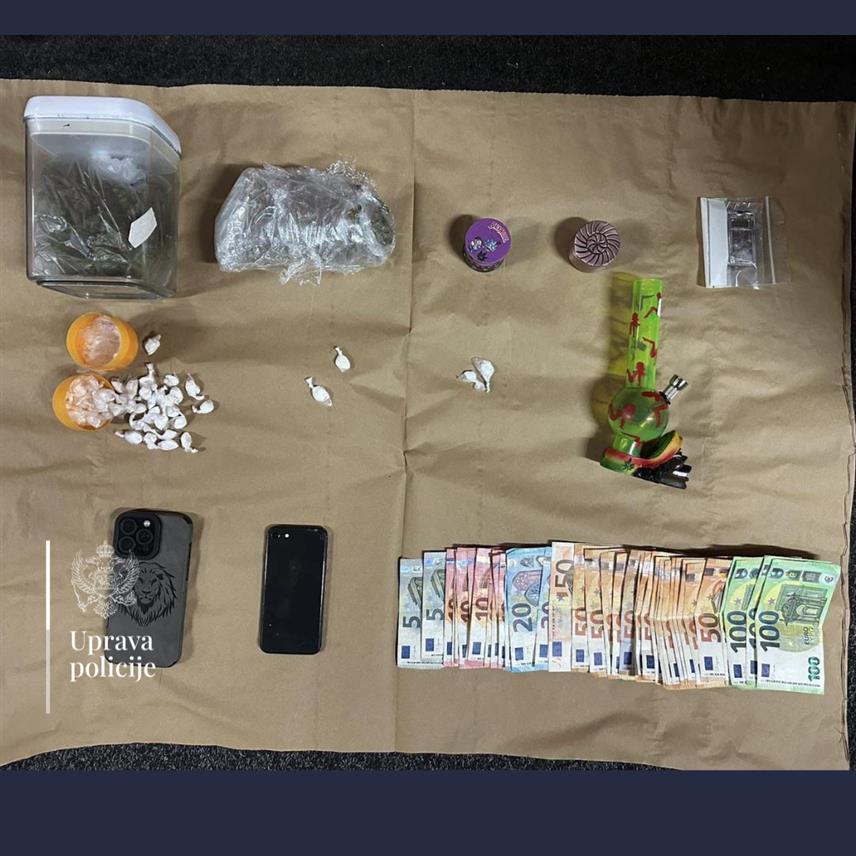 ПОДГОРИЦА, 18. ЈАНУАРА /СРНА/ - Будванска полиција ухапсила је Подгоричанина чији су иницијали А.П. /24/ код којег је у стану у Рафаиловићима пронашла 37 грама кокаина, те 518 грама марихуане, вагу за прецизно мјерење, апарат за вакуумирање, два мобилна телефона, као и 1.560 евра за које се сумња да су стечене продајом дроге.