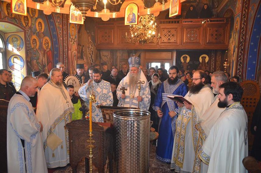 ПОДГОРИЦА, 18. ЈАНУАРА /СРНА/ - Његово високопреосвештенство митрополит црногорско-приморски Јоаникије служио је данас на Крстовдан Свету архијерејску литургију у Цркви Свете Тројице у доњем острошком манастиру.