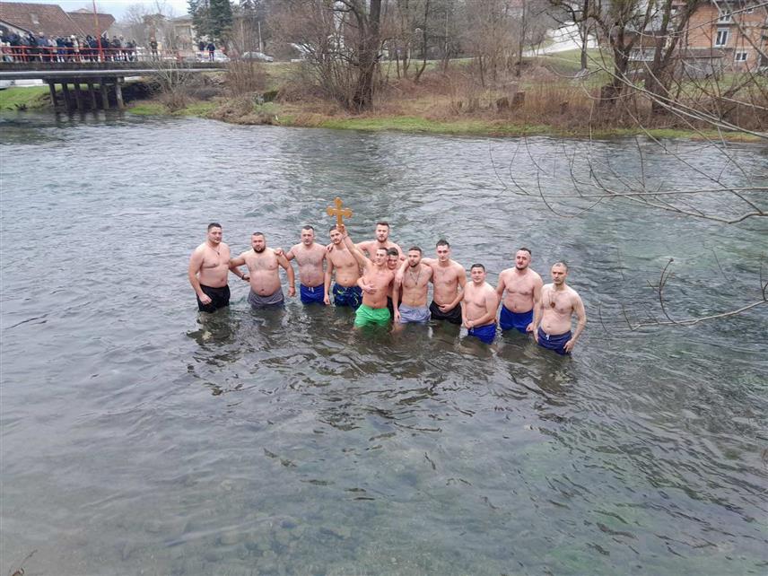 РИБНИК, 18. ЈАНУАРА /СРНА/ - Петнаестогодишњи Дарко Вуковић из Рибника први је допливао до Часног крста на ријеци Рибник у истоименом мјесту, међу 12 учесника у богојављенском пливању.