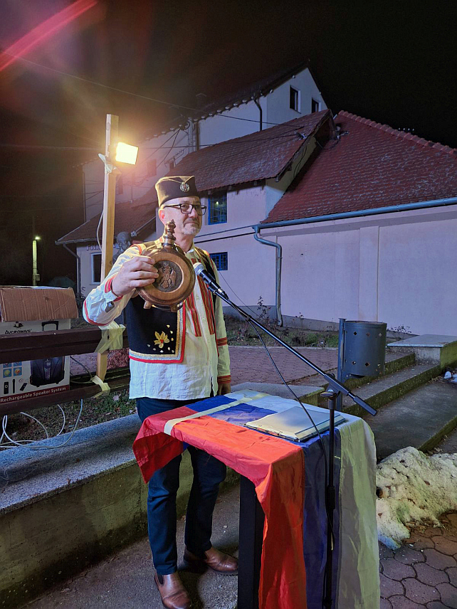 ШАМАЦ, 18. ЈАНУАРА /СРНА/ - Клуб књижевника "Савовање" из Шамца организовао је вечерас књижевно вече "Богојављенско стиховање", на коме су поводом сутрашњег празника стихове говорили пјесници из Прњавора, Модриче, Брчког, Пелагићева, Добоја, Дервенте и Сомбора.