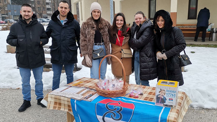 ДОБОЈ, 19. ЈАНУАРА /СРНА/ - Хуманитарна организација "Срби за Србе" организовала је данас у Добоју акцију "Богојављенски колачи из блока", којом се успјешно завршава трогодишња активност прикупљања средстава за стамбено збрињавање породице Радивојевић из добојског насеља Трњани, која има шесторо дјеце и живи у тешким условима.