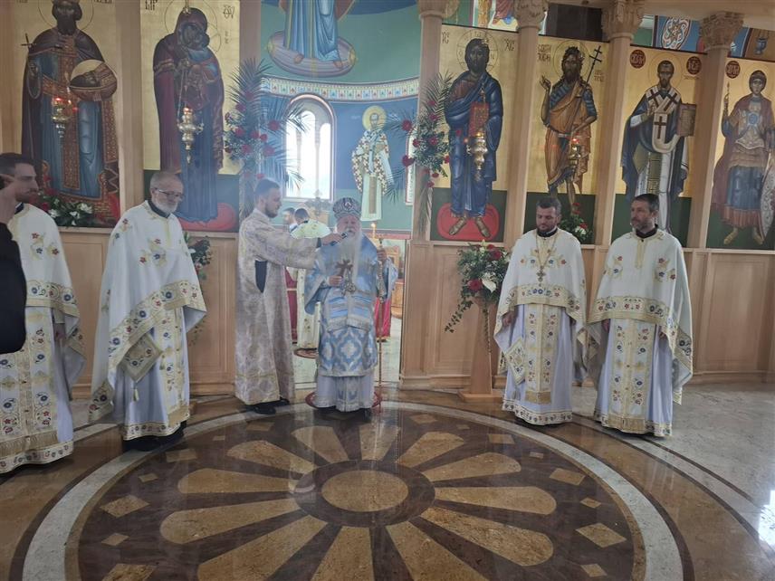 ВИШЕГРАД, 19. ЈАНУАРА /СРНА/ - Његово високопреосвештенство митрополит дабробосански Хризостом служио је Свету архијерејску литургију у Храму Светог цара Лазара у Андрићграду, а потом је литија кренула према вишеградској ћуприји гдје ће се пливати за Часни крст.