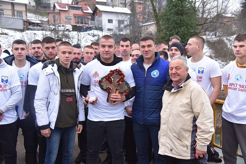 КОТОР ВАРОШ, 19. ЈАНУАРА /СРНА/ - Павле Поповић побједник је осмог богојављенског пливања за Часни крст на ријеци Врбањи у Котор Варошу у којем је учествовало 30 пливача пред око 2.500 посјетилаца.