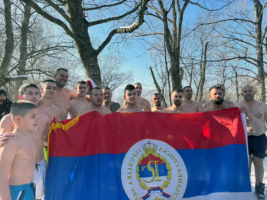 ТРНОВО, 19. ЈАНУАРА /СРНА/ - Пливање за Часни крст организовано је данас у ријеци Жељезници у Трнову, а први до крста и ове године допливао је Вид Дивљан.